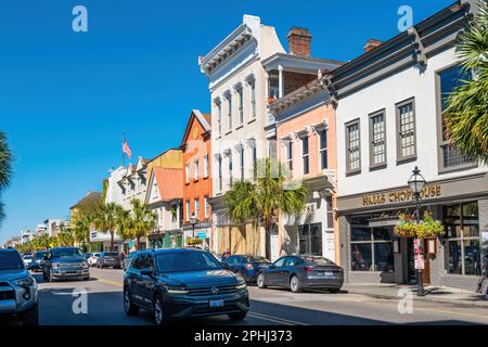 Les voitures passent par les entreprises de King Street dans le centre-ville de Charleston, Caroline du Sud, États-Unis. Banque D'Images