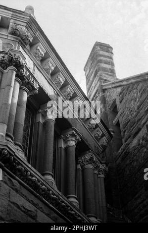 Vue sur les magnifiques pierres sculptées et les colonnes au-dessus de l'entrée de la bibliothèque publique de Woburn. Woburn, Massachusetts, États-Unis. L'image était captu Banque D'Images