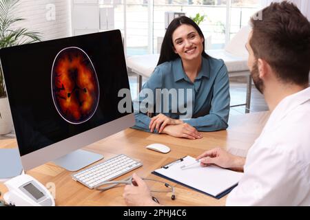 Jeune femme ayant rendez-vous avec neurologue en clinique Banque D'Images