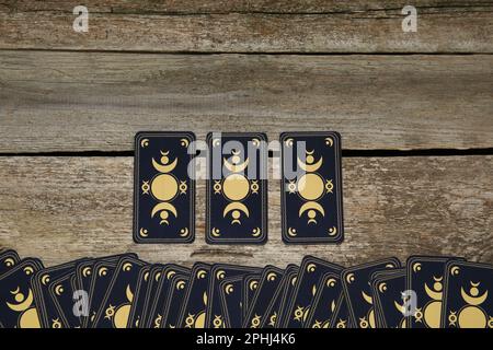 Cartes Tarot sur table en bois, vue de dessus et espace pour le texte. Inverser le côté Banque D'Images