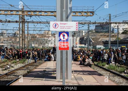 Marseille, France. 28th mars 2023. De jeunes manifestants obstruent les voies de circulation à la gare de Marseille pendant la grève de la réforme des retraites. En marge des 10th jours de manifestation contre la réforme des retraites, de jeunes manifestants et des étudiants en grève ont envahi la gare de Marseille et bloqué les voies de circulation pour protester contre le gouvernement français qui ferait passer l'âge de la retraite de 62 à 64 ans. Crédit : SOPA Images Limited/Alamy Live News Banque D'Images