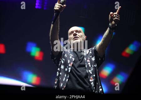 Casalecchio (Bologne), Italie, 28/03/2023, chanteur et compositeur italien, ancien membre du groupe pop “883” Max Pezzali, se présentant sur scène à la Casalecchio Unipol Arena (Bologne) pendant son “MAX30 nei Palasport” - Casalecchio (Bologne), italie, 28 mars 2023. Photo: Michele Nucci crédit: Live Media Publishing Group/Alay Live News Banque D'Images