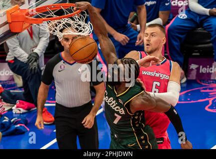 Washington, États-Unis. 28th avril 2023. WASHINGTON, DC - MARS 28: Le garde des Celtics de Boston Jaylen Brown (7) tire au-delà du centre des Wizards de Washington Kristaps Porzingis (6) lors d'un match NBA entre les Wizards de Washington et les Celtics de Boston, sur 28 mars 2023, à la Capital One Arena, à Washington, DC. (Photo de Tony Quinn/SipaUSA) crédit: SIPA USA/Alay Live News Banque D'Images