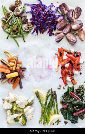 Groupes de légumes sautés, cuits à la vapeur et rôtis avec espace de copie au milieu. Banque D'Images