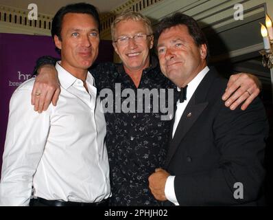 Photo du dossier datée du 09/09/02 de (de gauche à droite) Martin Kemp, Paul O'Grady et Alan Titchmarsh au prix TV Quick Awards à l'hôtel Dorchester à Londres. Paul O'Grady, présentateur de télévision et comédien, est décédé à l'âge de 67 ans, a déclaré son partenaire Andre Portasio. La star de la télévision, également connue pour sa reine de drag, la persona Lily Savage, est morte "de manière inattendue mais pacifique" mardi soir, une déclaration partagée avec l'agence de presse de l'AP par un représentant a déclaré. Date de publication : mercredi 29 mars 2023. Banque D'Images