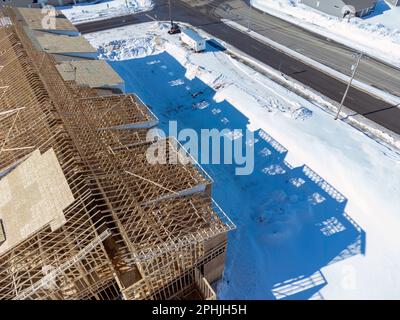 Vue aérienne par drone d'un complexe d'appartements multifamiliaux en construction. Banque D'Images