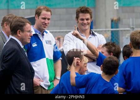 John Banks, maire de la ville d'Auckland (L) Prince William et tous les Noirs Capitaine Richie McCaw qui parlent à Pakuranga sous 10 équipe de rugby à Eden Park Banque D'Images