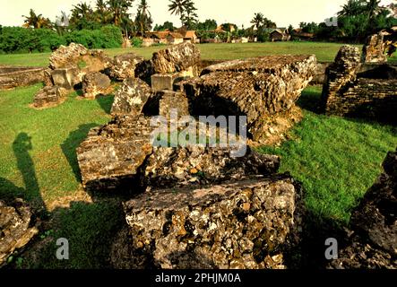 Ruines au palais Kaibon, un des objets du patrimoine culturel de la période du Sultanat de Banten situé dans la région maintenant appelée Banten Lama (ancienne Banten) à Serang, Banten, Indonésie. "La durabilité du patrimoine culturel est fortement liée à la participation effective des communautés locales à la conservation et à la gestion de ces ressources", selon une équipe de scientifiques dirigée par dimanche Oladipo Oladeji dans leur article de recherche publié dans les journaux de Sage sur 28 octobre 2022. Banten Lama (ancienne Banten) faisait partie de l'important port de Banten Sultanat, surtout pendant le règne de... Banque D'Images