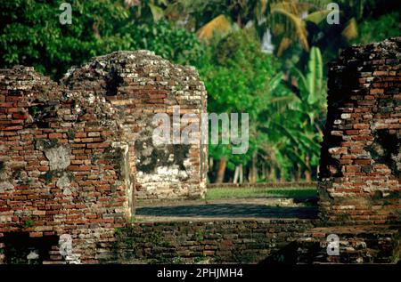 Reste d'un bâtiment au palais Kaibon, l'un des objets du patrimoine culturel de la période du Sultanat de Banten situé dans la région maintenant appelée Banten Lama (ancienne Banten) à Serang, Banten, Indonésie. "La durabilité du patrimoine culturel est fortement liée à la participation effective des communautés locales à la conservation et à la gestion de ces ressources", selon une équipe de scientifiques dirigée par dimanche Oladipo Oladeji dans leur article de recherche publié dans les journaux de Sage sur 28 octobre 2022. La région de Banten Lama (ancienne Banten) faisait partie de l'important port de Banten Sultanat. Banque D'Images