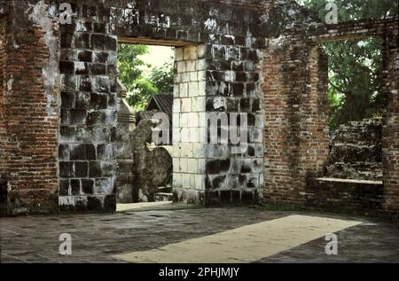 Un coin au reste du palais Kaibon, l'un des objets du patrimoine culturel de la période du Sultanat de Banten situé dans la région maintenant appelée Banten Lama (ancienne Banten) à Serang, Banten, Indonésie. "La durabilité du patrimoine culturel est fortement liée à la participation effective des communautés locales à la conservation et à la gestion de ces ressources", selon une équipe de scientifiques dirigée par dimanche Oladipo Oladeji dans leur article de recherche publié dans les journaux de Sage sur 28 octobre 2022. La région de Banten Lama (ancienne Banten) faisait partie de l'important port de Banten Sultanat. Banque D'Images