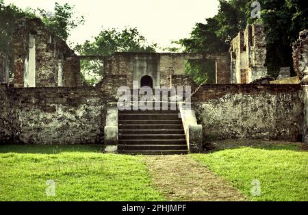 Le reste du palais Kaibon, l'un des objets du patrimoine culturel de la période du Sultanat de Banten, situé dans la zone aujourd'hui appelée Banten Lama (ancienne Banten) à Serang, Banten, Indonésie. "La durabilité du patrimoine culturel est fortement liée à la participation effective des communautés locales à la conservation et à la gestion de ces ressources", selon une équipe de scientifiques dirigée par dimanche Oladipo Oladeji dans leur article de recherche publié dans les journaux de Sage sur 28 octobre 2022. Banten Lama (ancienne Banten) faisait partie de l'important port de Banten Sultanat, surtout... Banque D'Images