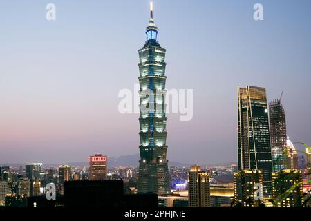 Vue nocturne de la ville de Taipei depuis Xiangshan à Taïwan Banque D'Images