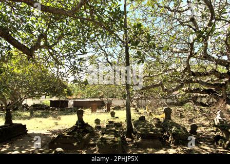 Un cimetière dans le complexe de la Grande Mosquée de Banten, un patrimoine culturel de la période du Sultanat de Banten situé dans une région maintenant appelée Banten Lama (ancienne Banten) à Serang, Banten, Indonésie, sur cette photo prise en 2010. Banten Lama (ancien Banten) faisait partie de l'important port de Banten Sultanat, surtout sous le règne du Sultan Ageng Tirtayasa (1651-1683). Il y a aujourd'hui au moins sept grands objets du patrimoine culturel dans la région. Banque D'Images