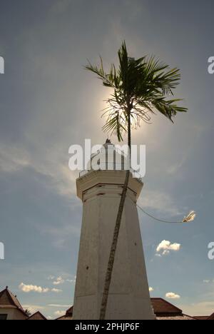 La tour de la Grande Mosquée de Banten, un patrimoine culturel de la période du Sultanat de Banten situé dans une région maintenant appelée Banten Lama (ancienne Banten) à Serang, Banten, Indonésie, sur cette photo prise en 2010. "La durabilité du patrimoine culturel est fortement liée à la participation effective des communautés locales à la conservation et à la gestion de ces ressources", selon une équipe de scientifiques dirigée par dimanche Oladipo Oladeji dans leur article de recherche publié dans les journaux de Sage sur 28 octobre 2022. Banten Lama (ancienne Banten) était une partie du port important de Banten Sultanat,... Banque D'Images