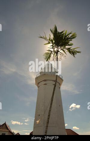 La tour de la Grande Mosquée de Banten, un patrimoine culturel de la période du Sultanat de Banten situé dans une région maintenant appelée Banten Lama (ancienne Banten) à Serang, Banten, Indonésie, sur cette photo prise en 2010. "La durabilité du patrimoine culturel est fortement liée à la participation effective des communautés locales à la conservation et à la gestion de ces ressources", selon une équipe de scientifiques dirigée par dimanche Oladipo Oladeji dans leur article de recherche publié dans les journaux de Sage sur 28 octobre 2022. Banten Lama (ancienne Banten) était une partie du port important de Banten Sultanat,... Banque D'Images