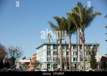 Watsonville, Californie, Etats-Unis - 1 janvier 2023 : le soleil brille sur le centre-ville historique de Watsonville. Banque D'Images