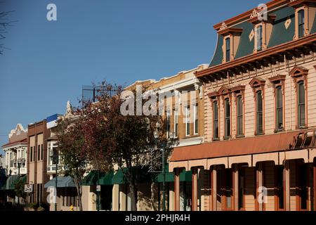 Watsonville, Californie, Etats-Unis - 1 janvier 2023 : le soleil brille sur le centre-ville historique de Watsonville. Banque D'Images