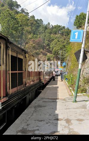 Chemin de fer à voie étroite dans le nord de l'Inde qui traverse une route principalement montagneuse de Kalka à Shimla dans le Hiachal Pradesh Inde Banque D'Images