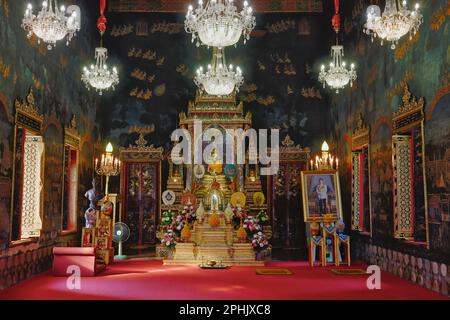 Intérieur (temple) Wat Ratchapadit à Bangkok, Thaïlande, avec un portrait du roi Maha Vajiralongkorn (r) et un buste de l'ancien roi Chulalongkorn (l) Banque D'Images