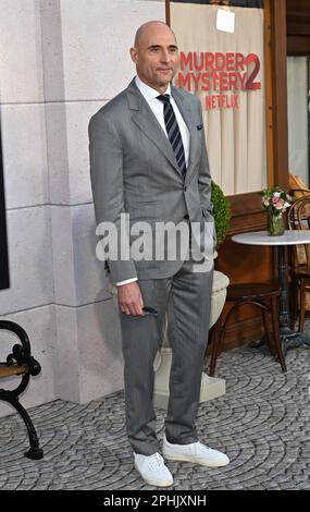 Los Angeles, États-Unis. 28th mars 2023. Mark Strong à la première de « Surder Mystery 2 » au Regency Village Theatre. Crédit photo : Paul Smith/Alamy Live News Banque D'Images