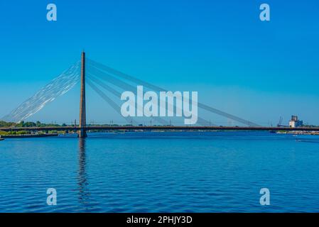 Vue sur le Vansu bascule le pont au-dessus de la rivière Daugava à Riga, en Lettonie. Banque D'Images