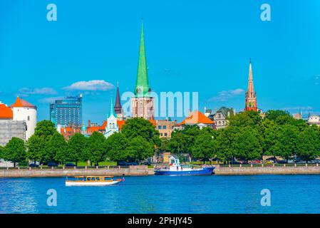Panorama de riga incluant le château de Riga, la cathédrale et l'église saint-Jacques, Lettonie. . Banque D'Images