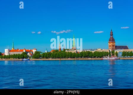 Panorama de riga incluant le château de Riga, la cathédrale et l'église saint-Jacques, Lettonie. . Banque D'Images