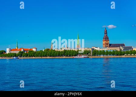 Panorama de riga incluant le château de Riga, la cathédrale et l'église saint-Jacques, Lettonie. . Banque D'Images