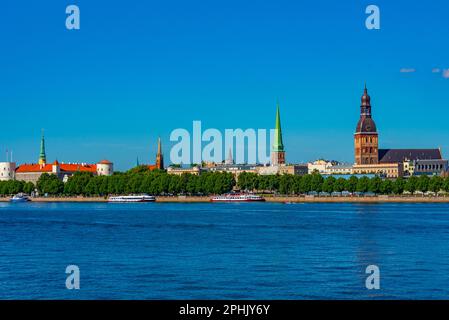 Panorama de riga incluant le château de Riga, la cathédrale et l'église saint-Jacques, Lettonie. . Banque D'Images