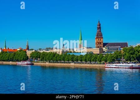 Panorama de riga incluant le château de Riga, la cathédrale et l'église saint-Jacques, Lettonie. . Banque D'Images