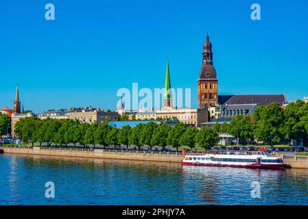 Panorama de riga incluant le château de Riga, la cathédrale et l'église saint-Jacques, Lettonie. . Banque D'Images