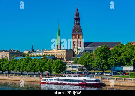 Panorama de riga incluant le château de Riga, la cathédrale et l'église saint-Jacques, Lettonie. . Banque D'Images