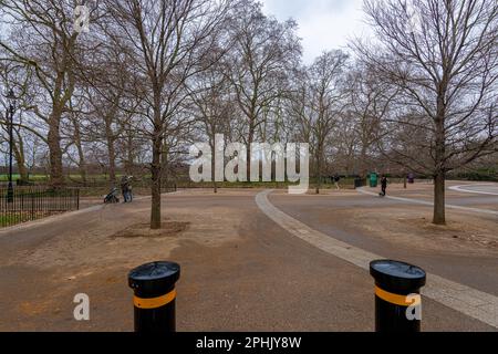 Londres, Royaume-Uni - 12 février 2023 : jour d'automne ensoleillé dans le parc. Hyde Park, Londres. Banque D'Images