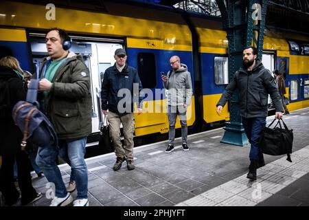 DEN Bosch - les voyageurs à la gare sont à bord du train en direction d'Eindhoven. Le trafic ferroviaire entre Den Bosch et Boxtel dans le nord du Brabant a repris après une semaine d'absence de trains sur la route parce que les badgers avaient creusé des terriers sous les voies près d'Esch et Vught. Les blaireaux se sont déplacés depuis et la piste a été restaurée. ANP ROB ENGELAR pays-bas sortie - belgique sortie Banque D'Images