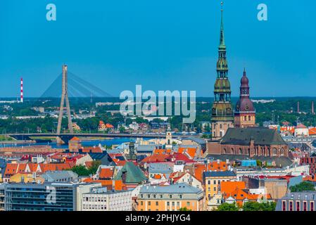 Vue aérienne de la vieille ville de riga, y compris l'église saint peters et la cathédrale. Banque D'Images
