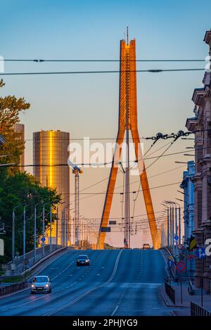 Vue sur le Vansu bascule le pont au-dessus de la rivière Daugava à Riga, en Lettonie. Banque D'Images