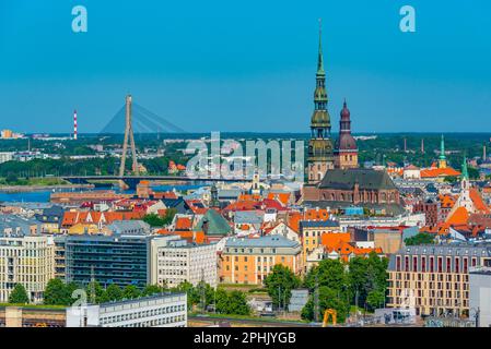 Vue aérienne de la vieille ville de riga, y compris l'église saint peters et la cathédrale. Banque D'Images