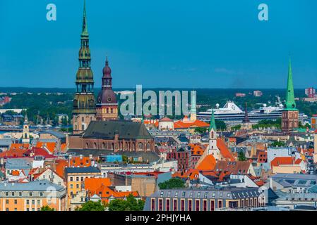 Vue aérienne de la vieille ville de riga, y compris l'église saint peters et la cathédrale. Banque D'Images
