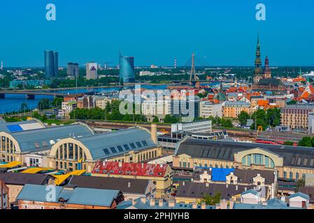 Vue aérienne de la vieille ville de riga, y compris l'église saint peters et la cathédrale. Banque D'Images