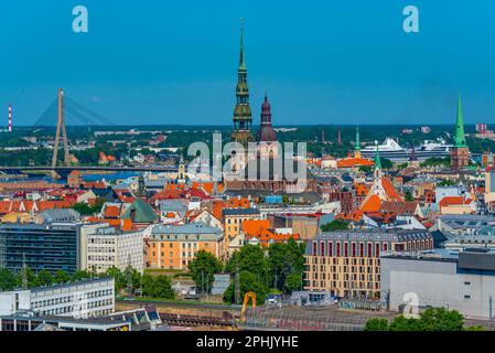Vue aérienne de la vieille ville de riga, y compris l'église saint peters et la cathédrale. Banque D'Images
