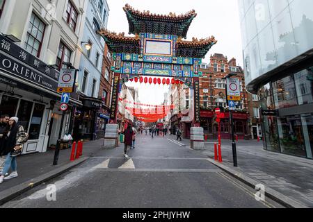 Londres, Royaume-Uni - 13 février 2023: Personnes indéfinies et bus rouge à impériale dans l'avenue Shaftesbury qui est le chemin vers la ville de Chine au nord. Menton Banque D'Images