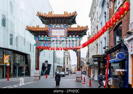 Londres, Royaume-Uni - 13 février 2023: Personnes indéfinies et bus rouge à impériale dans l'avenue Shaftesbury qui est le chemin vers la ville de Chine au nord. Menton Banque D'Images