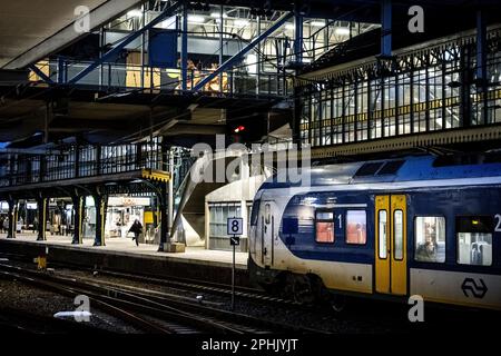 DEN Bosch - les voyageurs à la gare sont à bord du train en direction d'Eindhoven. Le trafic ferroviaire entre Den Bosch et Boxtel dans le nord du Brabant a repris après une semaine d'absence de trains sur la route parce que les badgers avaient creusé des terriers sous les voies près d'Esch et Vught. Les blaireaux se sont déplacés depuis et la piste a été restaurée. ANP ROB ENGELAR pays-bas sortie - belgique sortie Banque D'Images