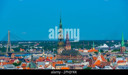 Vue aérienne de la vieille ville de riga, y compris l'église saint peters et la cathédrale. Banque D'Images