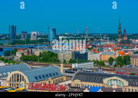 Vue aérienne de la vieille ville de riga, y compris l'église saint peters et la cathédrale. Banque D'Images