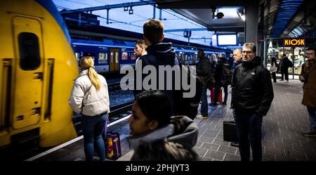 DEN Bosch - les voyageurs à la gare sont à bord du train en direction d'Eindhoven. Le trafic ferroviaire entre Den Bosch et Boxtel dans le nord du Brabant a repris après une semaine d'absence de trains sur la route parce que les badgers avaient creusé des terriers sous les voies près d'Esch et Vught. Les blaireaux se sont déplacés depuis et la piste a été restaurée. ANP ROB ENGELAR pays-bas sortie - belgique sortie Banque D'Images