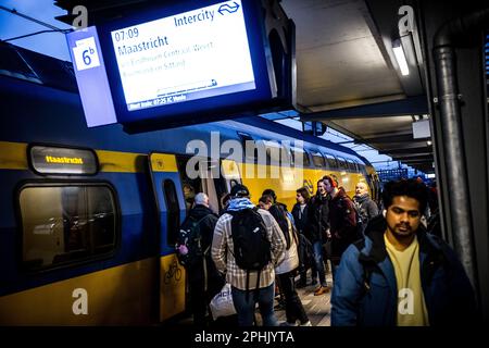 DEN Bosch - les voyageurs à la gare sont à bord du train en direction d'Eindhoven. Le trafic ferroviaire entre Den Bosch et Boxtel dans le nord du Brabant a repris après une semaine d'absence de trains sur la route parce que les badgers avaient creusé des terriers sous les voies près d'Esch et Vught. Les blaireaux se sont déplacés depuis et la piste a été restaurée. ANP ROB ENGELAR pays-bas sortie - belgique sortie Banque D'Images