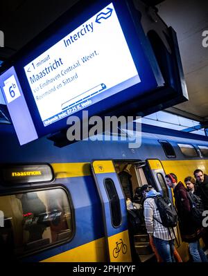 DEN Bosch - les voyageurs à la gare sont à bord du train en direction d'Eindhoven. Le trafic ferroviaire entre Den Bosch et Boxtel dans le nord du Brabant a repris après une semaine d'absence de trains sur la route parce que les badgers avaient creusé des terriers sous les voies près d'Esch et Vught. Les blaireaux se sont déplacés depuis et la piste a été restaurée. ANP ROB ENGELAR pays-bas sortie - belgique sortie Banque D'Images