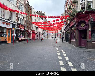 Shaftesbury Avenue qui est la voie vers la ville de Chine au nord. Chinatown fait partie du West End de Londres. Banque D'Images