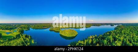 Vue sur le lac de Pühajärv en Estonie Banque D'Images